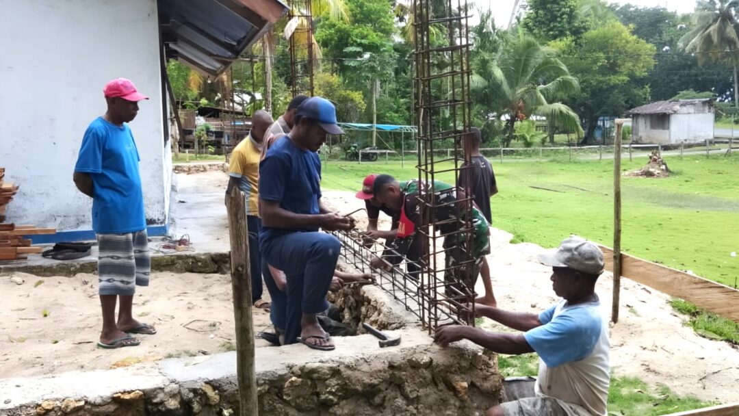 Hadir untuk Rakyat, Babinsa dan Warga Gotong-Royong Pasang Besi Cor Pondasi Gereja