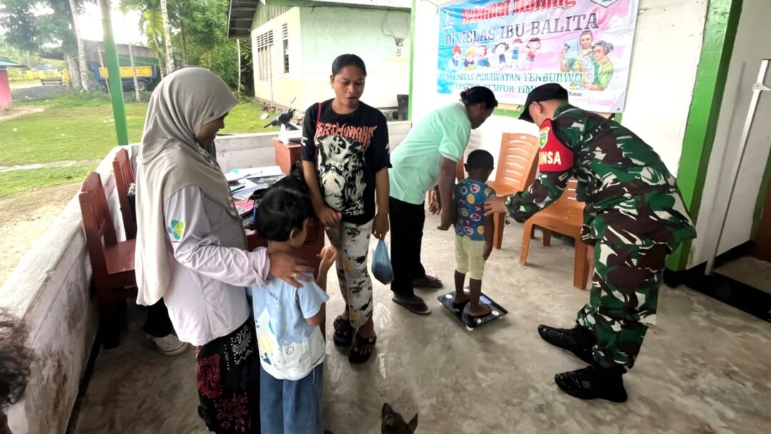 Dukung Program Balita Sehat, Babinsa Dampingi Pelayanan Posyandu di Kampung Kornasoren