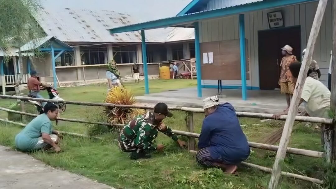 Jaga Kebersihan Tempat Ibadah, Babinsa Bersama Warga Gotong-Royong Bersihkan Halaman Gereja