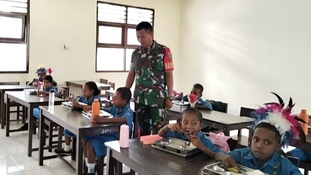 TNI Peduli, Babinsa Kawal Program MBG untuk Murid SD