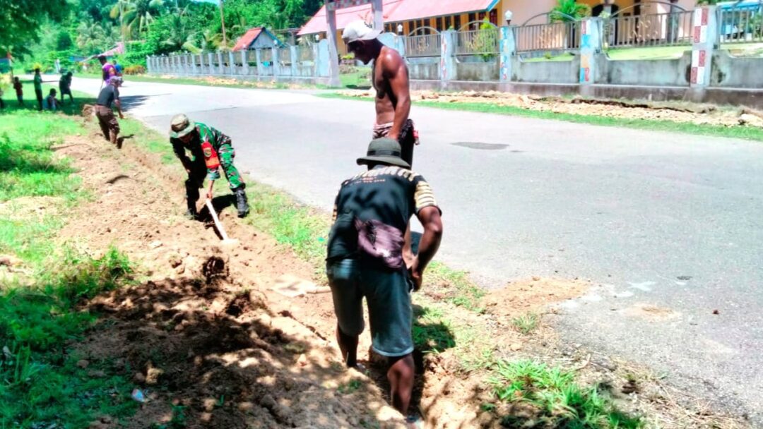 Babinsa Supiori Utara dan Warga Gotong-Royong Gali Tanah untuk Pipanisasi