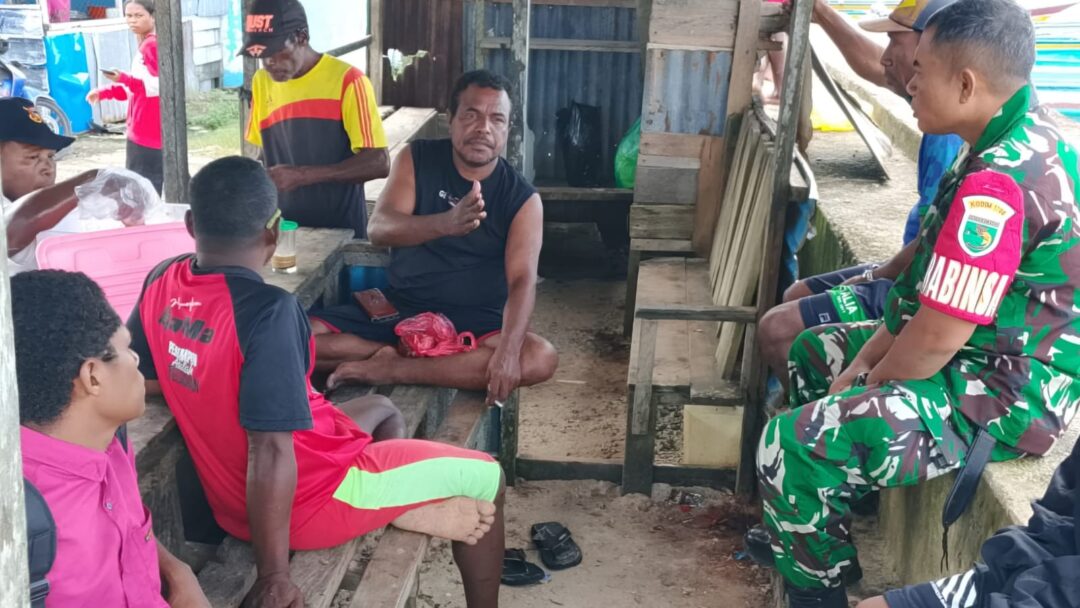 Babinsa Ajak Warga Jaga Kamtibmas dan Kekompakan Kampung