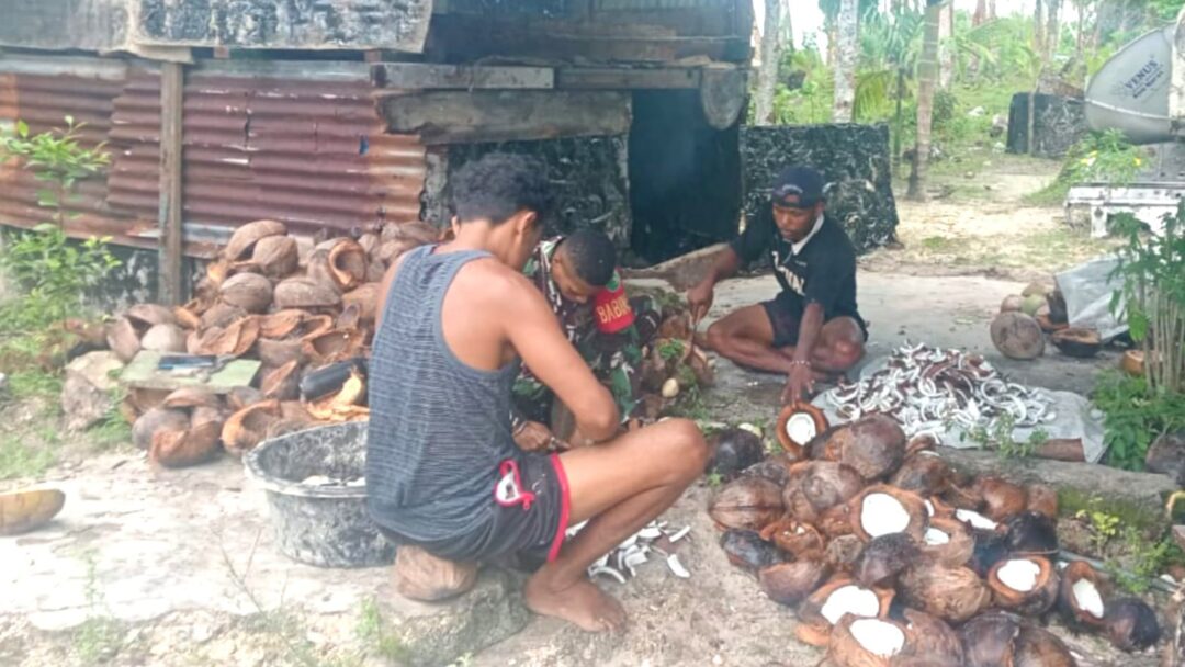 Dukung Peningkatan Ekonomi, Babinsa Numfor Bantu Warga Olah Kelapa Jadi Kopra