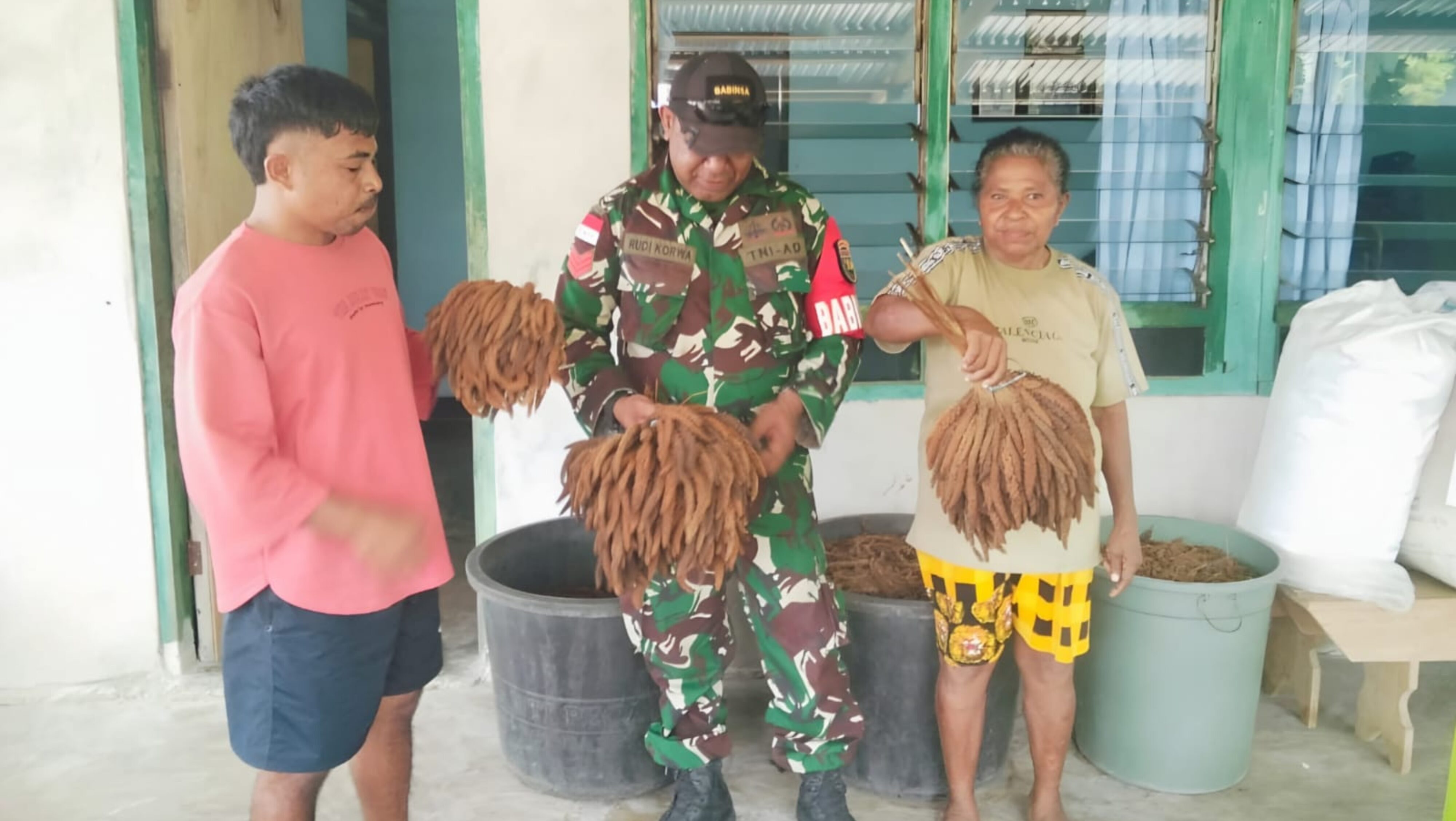 Dukung Hanpangan, Babinsa Motivasi Petani Pokem di Numfor