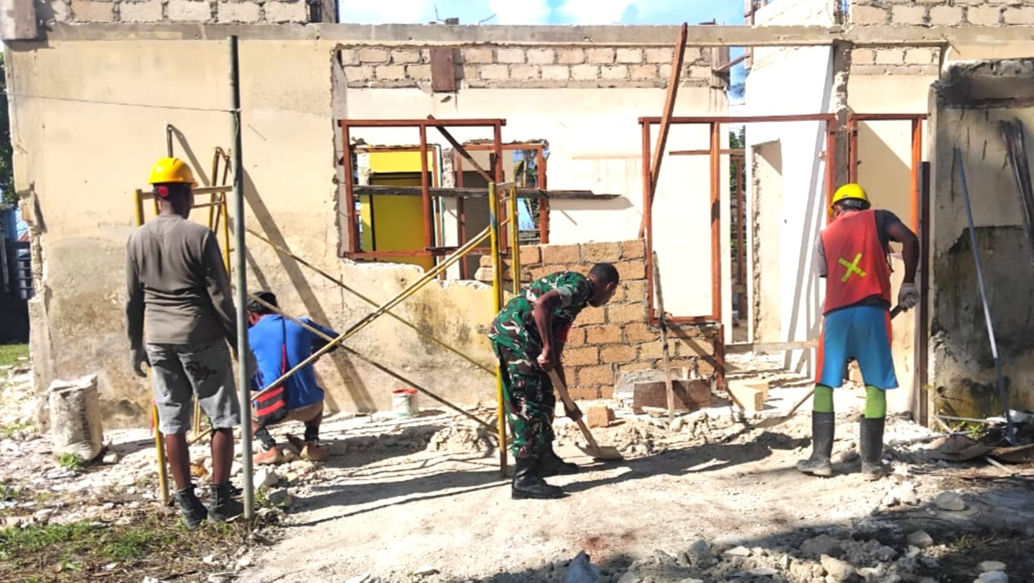 Wujud Kepedulian, Babinsa Biak Kota Gotong-Royong Renovasi Rumah Warga