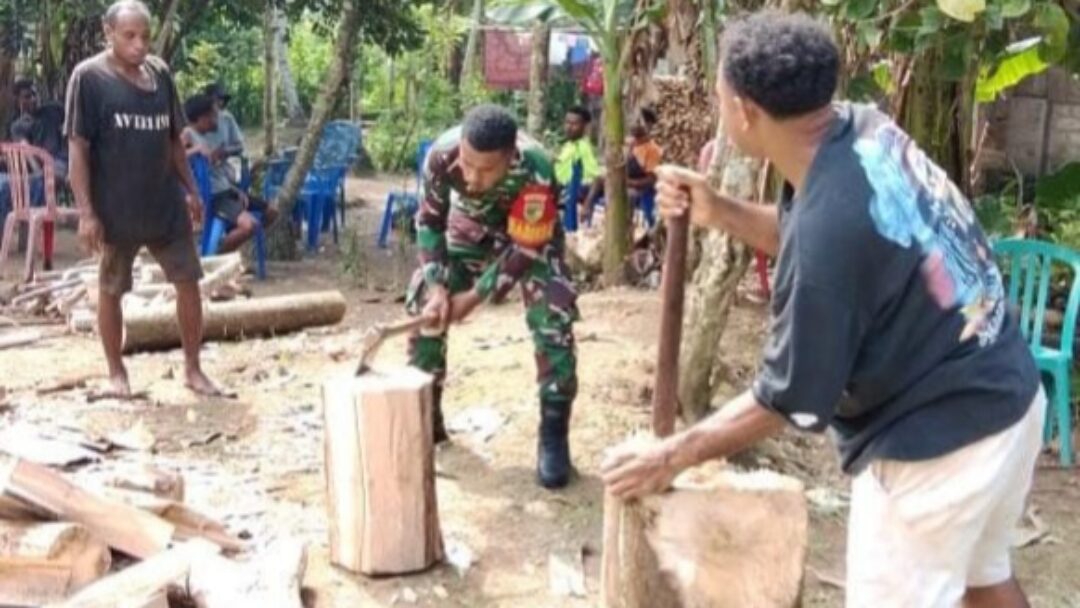 Bangun Keakraban Bersama Warga, Babinsa Ringankan Pekerjaan dengan Bergotong-Royong