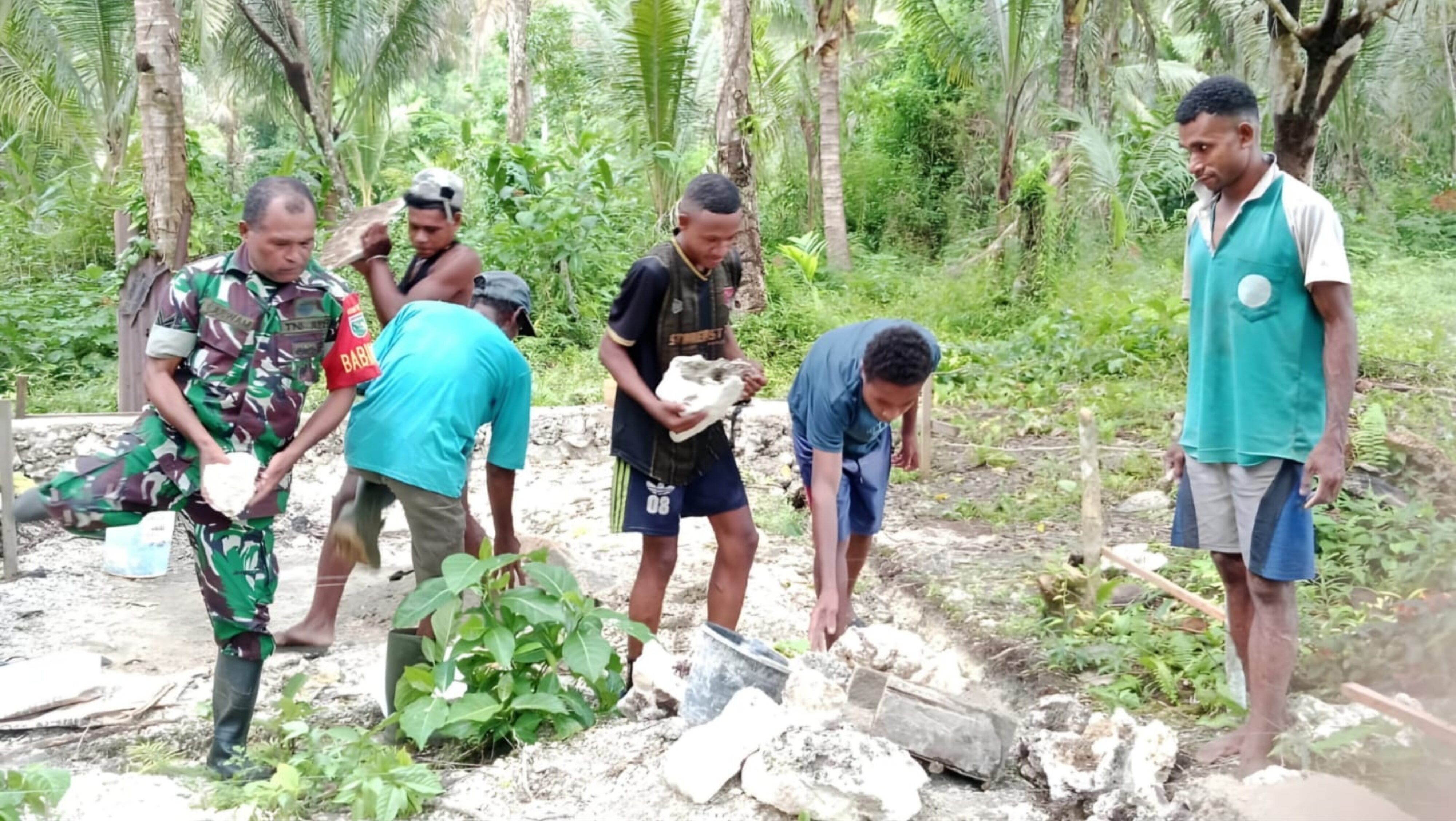 Semangat Gotong-Royong, Babinsa Biak Barat Bantu Bangun Pondasi Rumah Warga