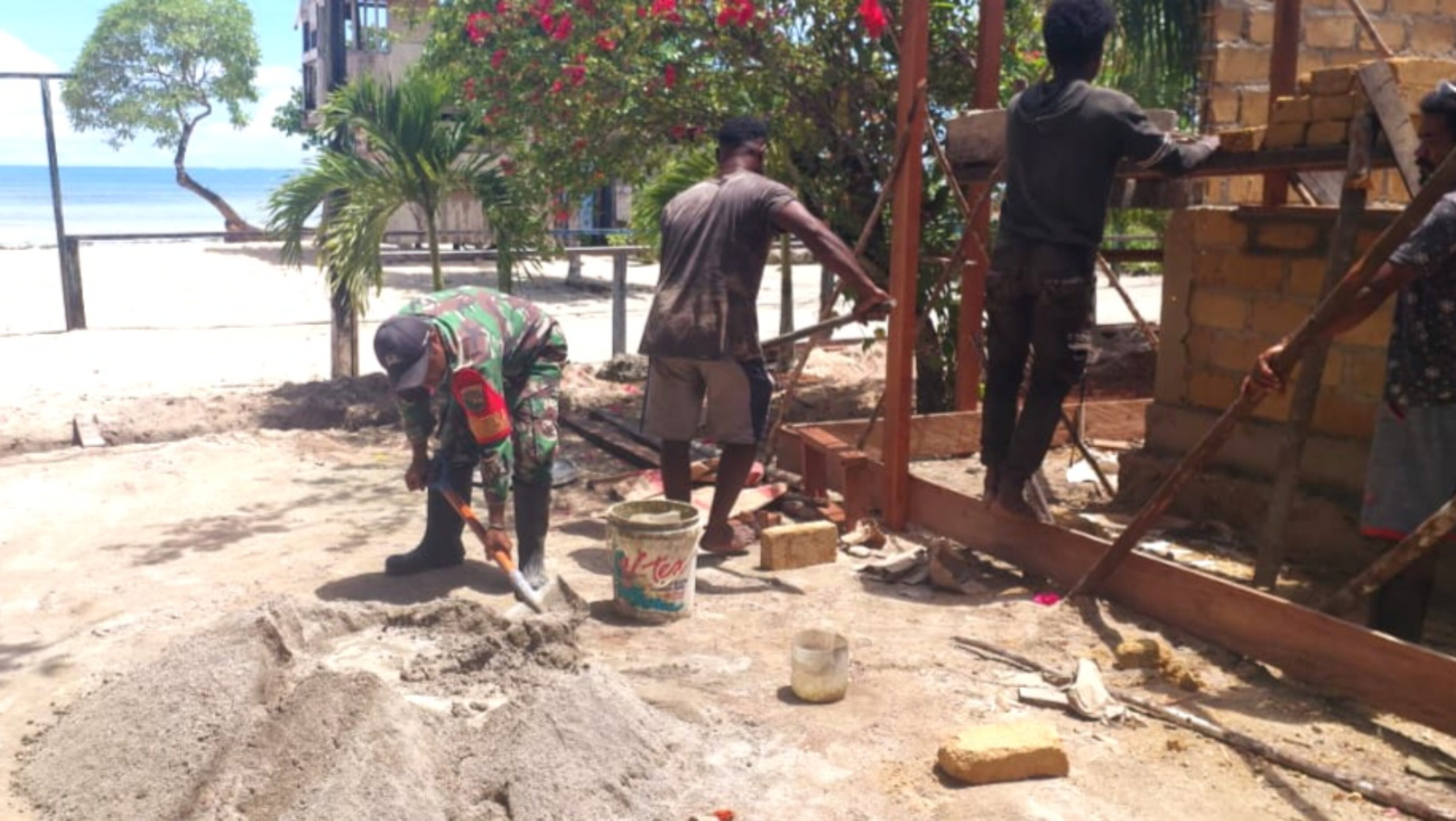 Babinsa Supiori Utara Wujudkan Kepedulian Lewat Gotong-Royong Bangun Rumah Warga