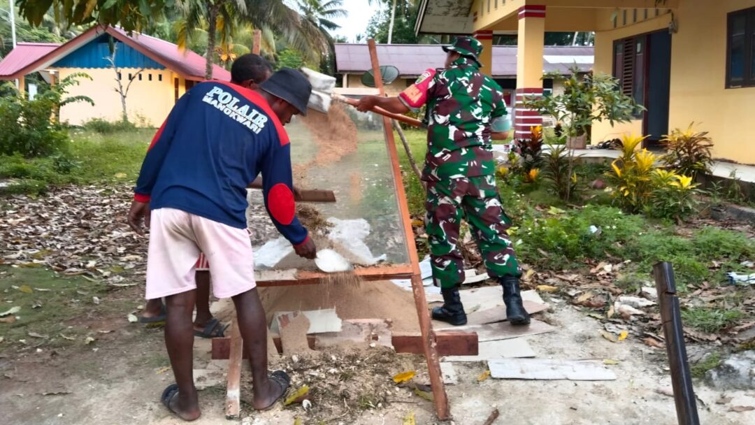 TNI Peduli Pendidikan, Babinsa Supiori Utara Bantu Pembangunan Ruang UKS