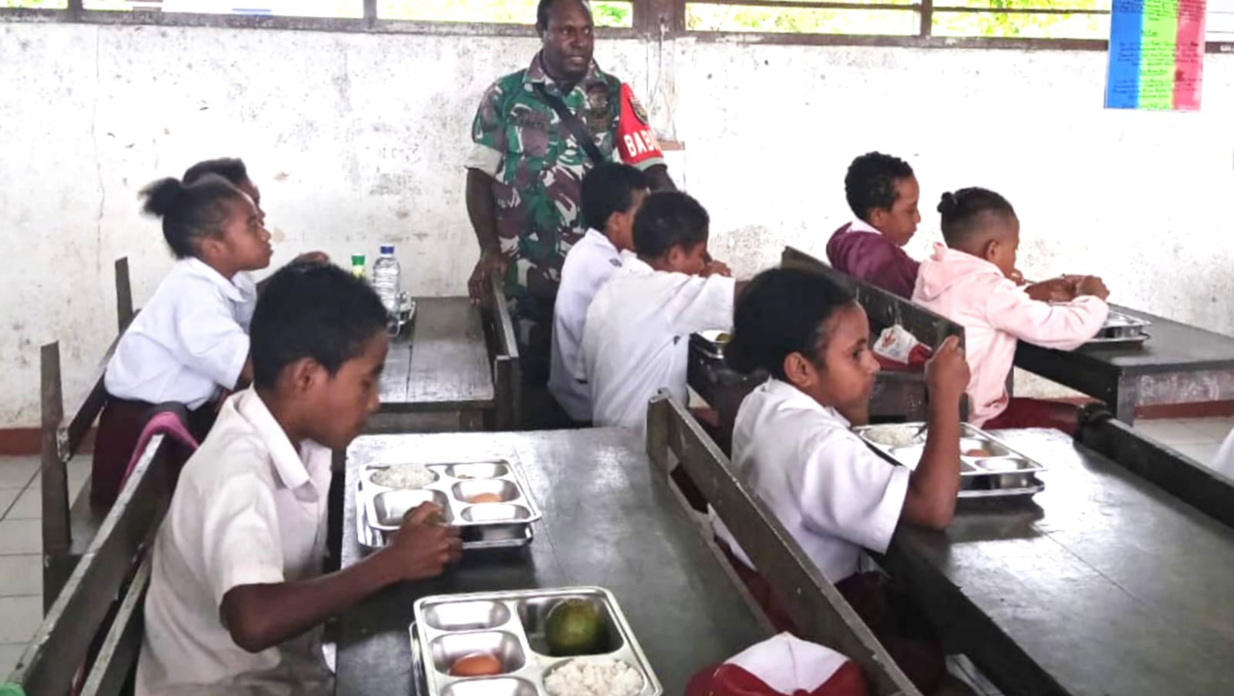 Dukung Pemenuhan Gizi, Babinsa Biak Timur Dampingi Distribusi MBG di Sekolah-Sekolah