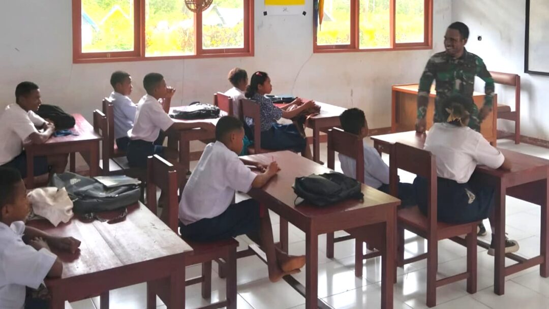 Tanamkan Cinta Tanah Air, Babinsa Biak Barat Berikan Wasbang kepada Siswa SMP