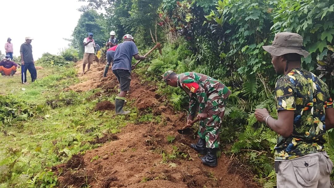 Penuhi Kebutuhan Warga, Babinsa dan Masyarakat Gotong-Royong Gali Saluran Air Bersih