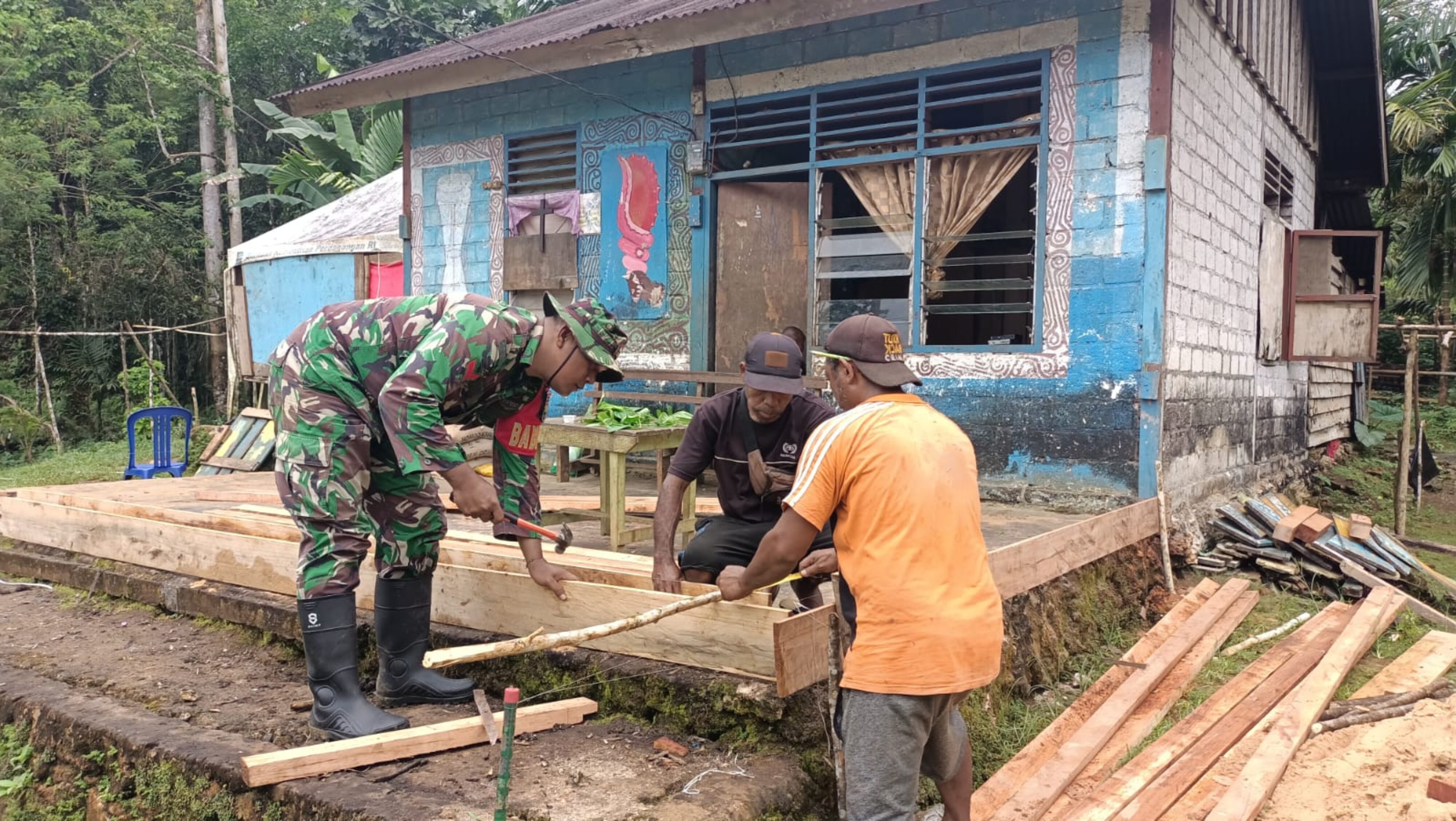 Sinergi Babinsa Biak Barat dan Pemerintah Kampung Yomdori Bantu Warga Renovasi Rumah