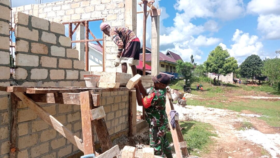 Babinsa Biak Utara Dukung Peningkatan Pendidikan Lewat Pembangunan Rumah Dinas Guru
