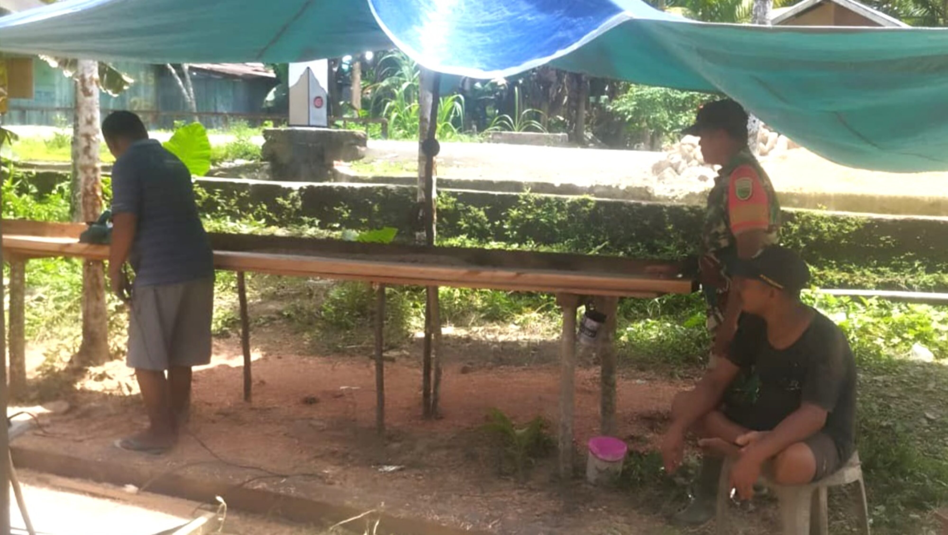 Babinsa Supiori Selatan Bantu Warga Menyerut Kayu untuk Pembangunan Rumah