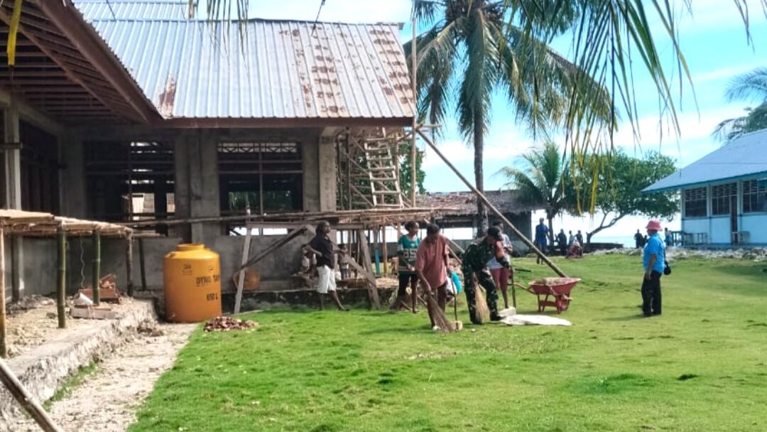 Babinsa Warsa Bantu Bersihkan Halaman Gereja GKI Jubelium SPS 153 Marur