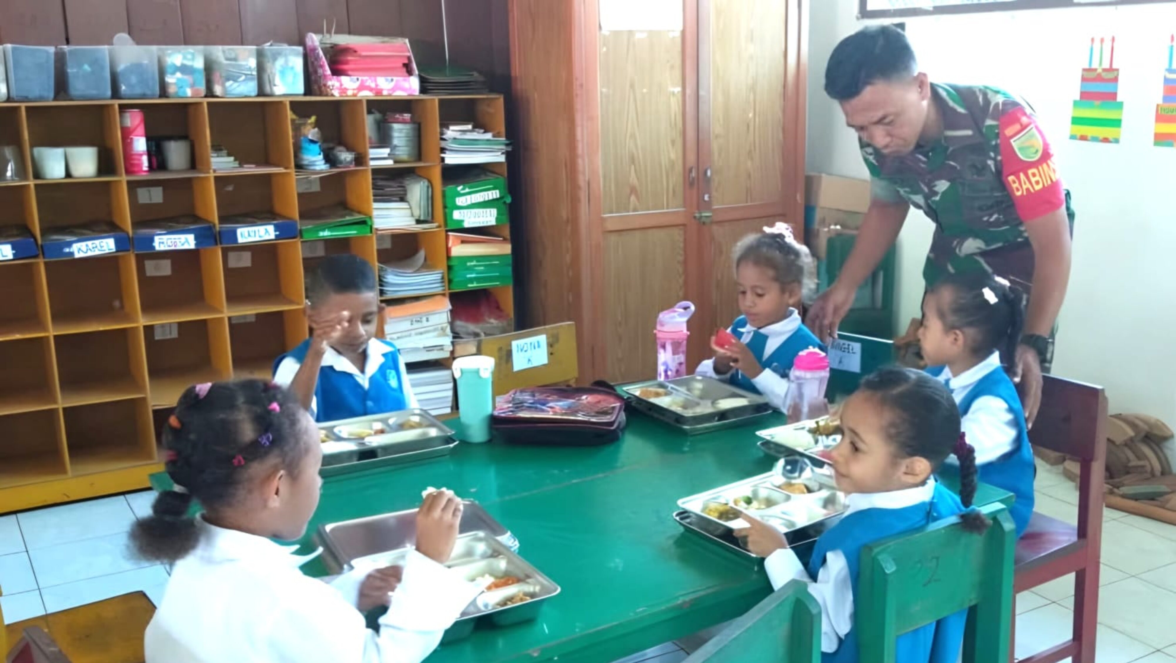 Dukung Peningkatan Gizi Anak, Babinsa Dampingi Pendistribusian Program MBG