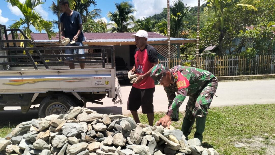 Pererat Kebersamaan, Babinsa Supsel Gotong-Royong Angkat Batu Bersama Warga
