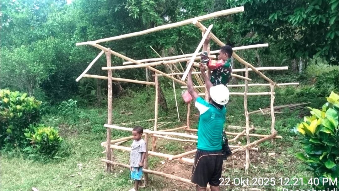 Tingkatkan Ekonomi Keluarga, Babinsa Warsa Bantu Warga Dirikan Pondok Jualan