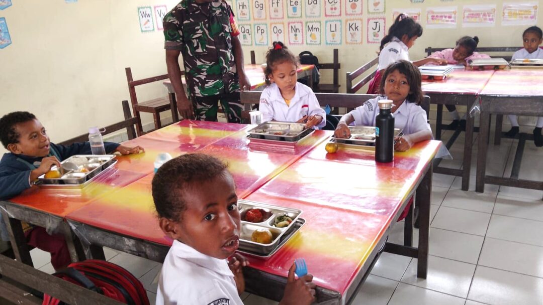 Babinsa Biak Kota Dampingi Pendistribusian Makanan Bergizi di SD Inpres Burokub