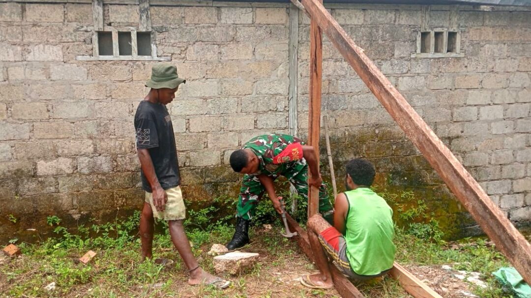 Dukung Usaha Warga, Babinsa Biak Utara Bantu Buat Pondok Jualan