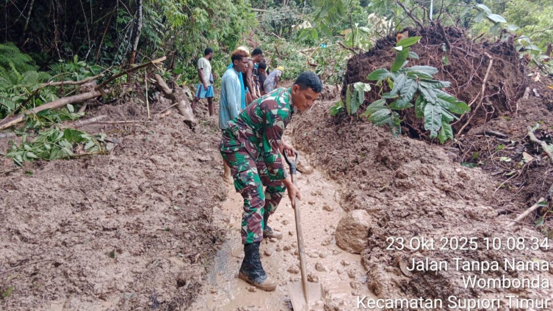 Sigap, Babinsa dan Warga Gotong-Royong Bersihkan Material Longsor di Supiori