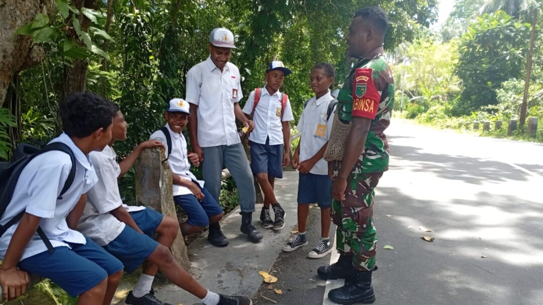 Babinsa Berikan Motivasi Pelajar SMPN 2 Warsa Agar Disiplin dan Cinta Tanah Air