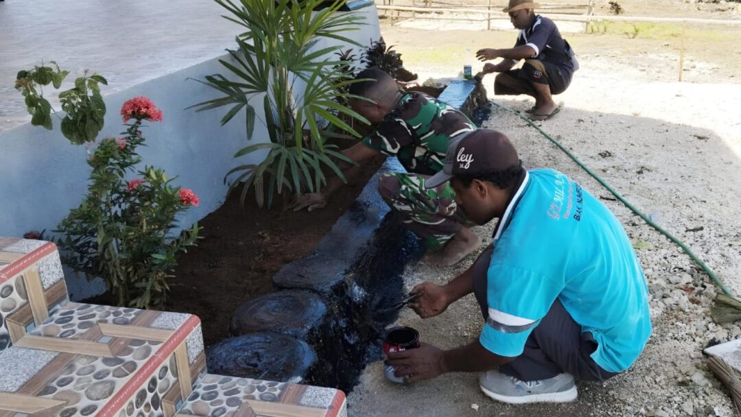 Wujud Kebersamaan, Babinsa dan Warga Percantik Gereja Musa Nermnu
