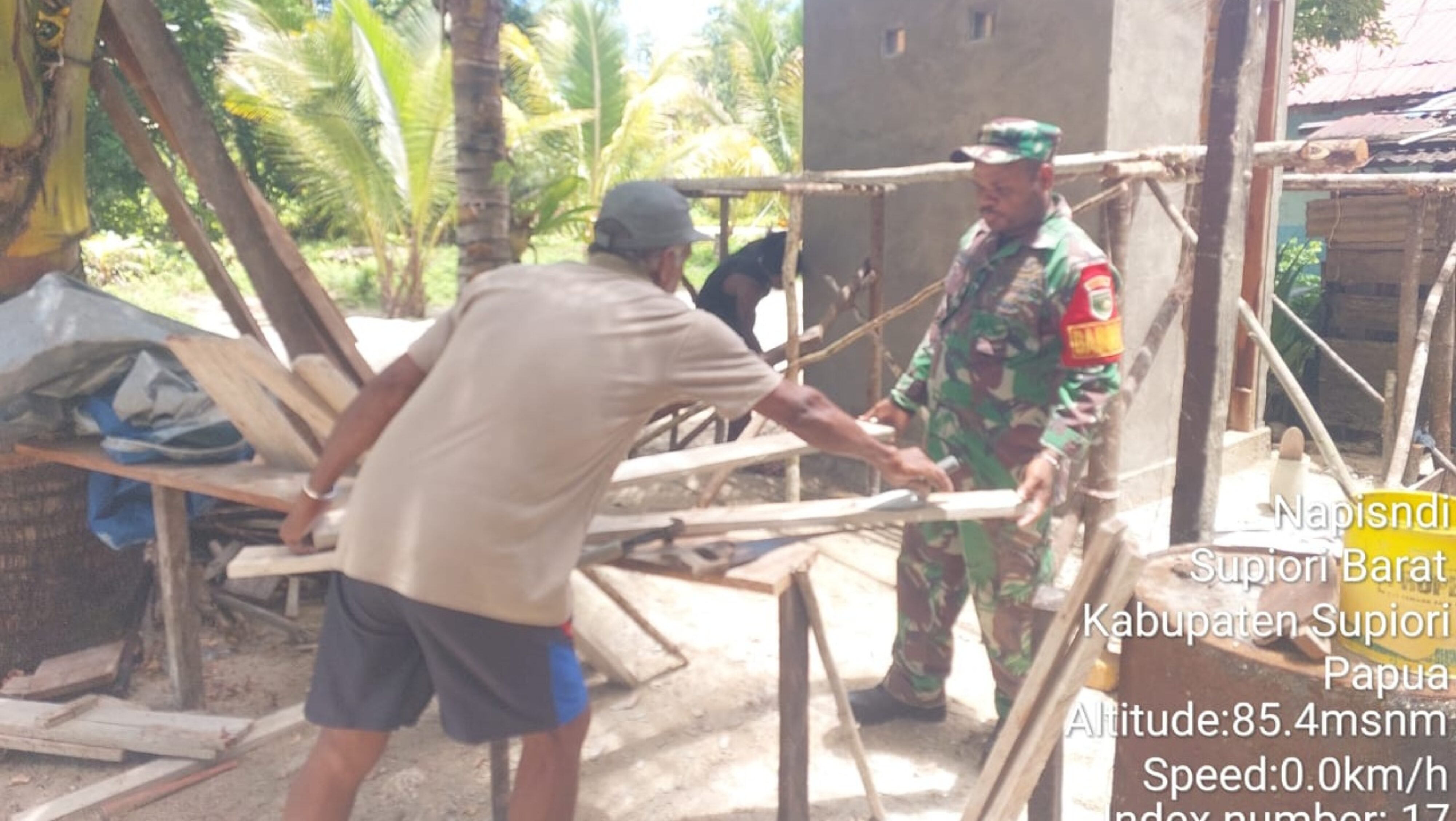 Pentingnya Sanitasi, Babinsa Supiori Utara Bantu Warga Buat MCK Agar Lingkungan Sehat