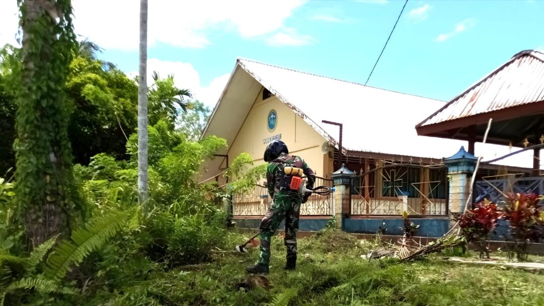 Wujudkan Lingkungan Bersih, Babinsa Bersama Warga Bergotong-Royong Bersihkan Gereja GKI Silo