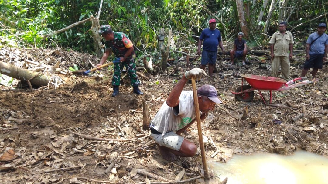 Semangat Gotong-Royong, Babinsa Bersama Warga Kerja Sama Gali Pondasi Tiang Pemancar
