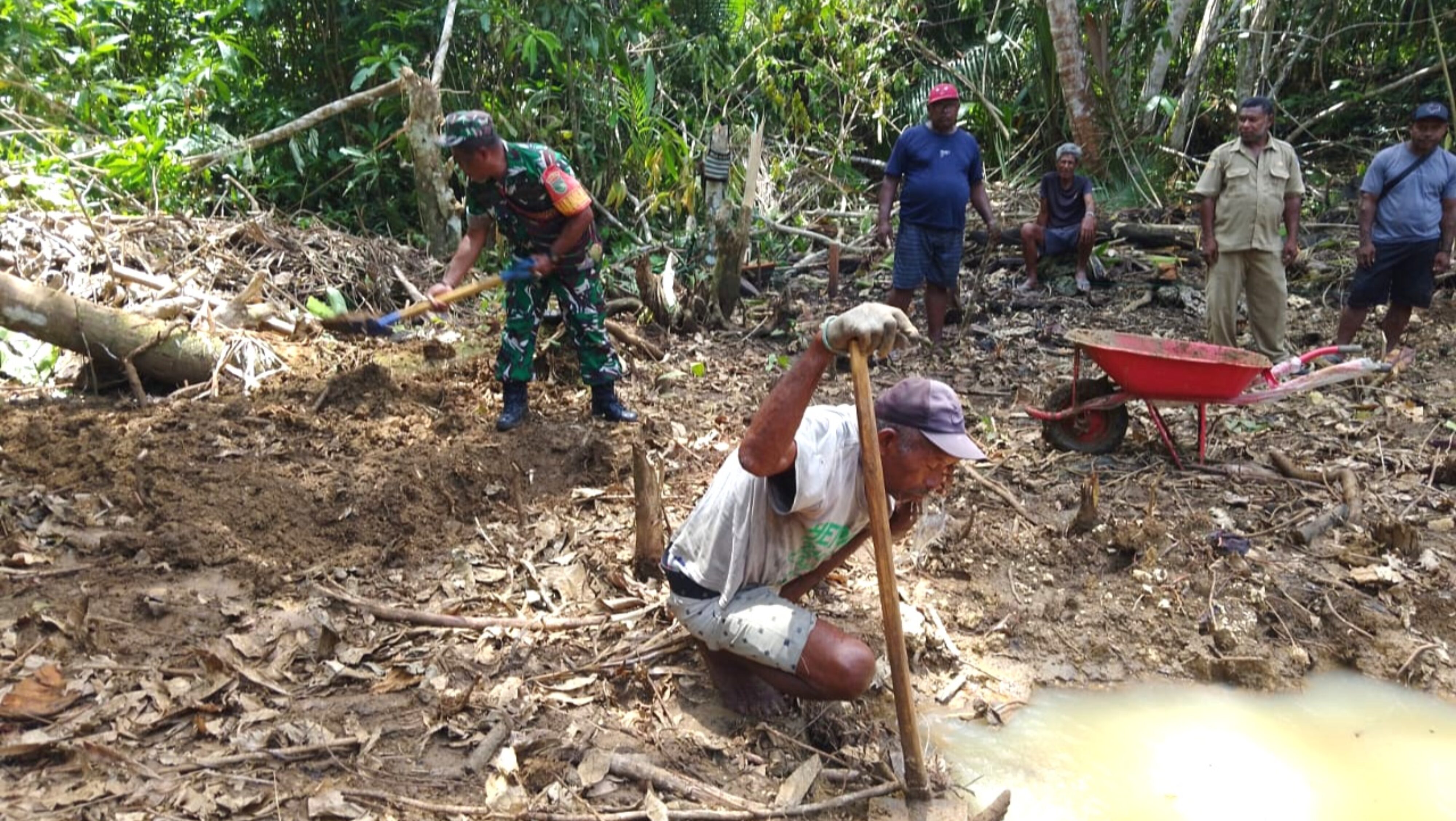 Semangat Gotong-Royong, Babinsa Bersama Warga Kerja Sama Gali Pondasi Tiang Pemancar