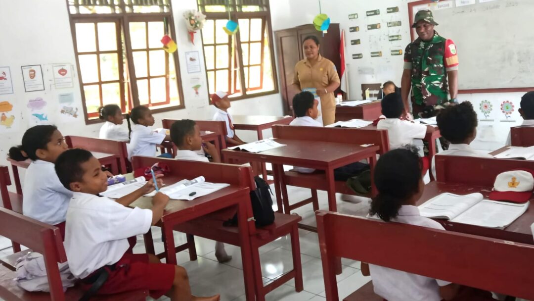 Bangun Karakter Generasi Muda, Babinsa Berikan Pembekalan Wasbang kepada Murid SD
