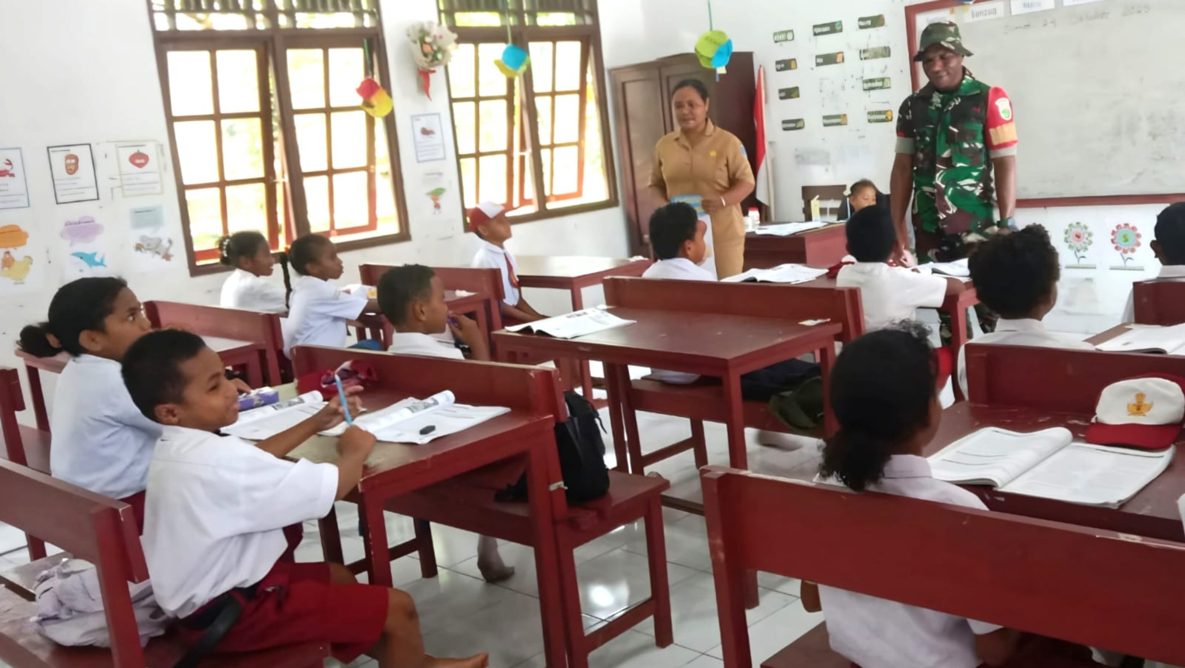 Bangun Karakter Generasi Muda, Babinsa Berikan Pembekalan Wasbang kepada Murid SD