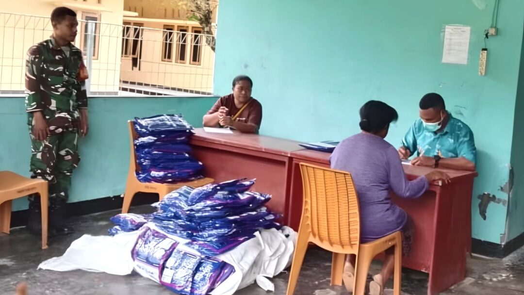 Cegah Malaria, Babinsa Dampingi Nakes Bagikan Kelambu Gratis kepada Warga