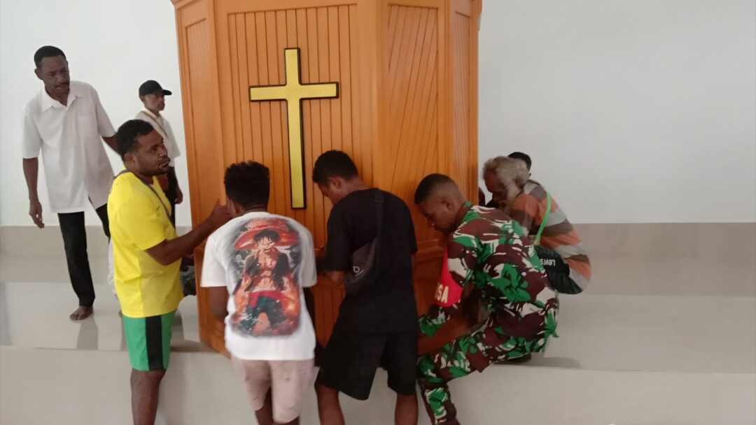 TNI Peduli, Babinsa Bersama Jemaat Gotong-Royong Siapkan Peresmian Gereja Getsemani