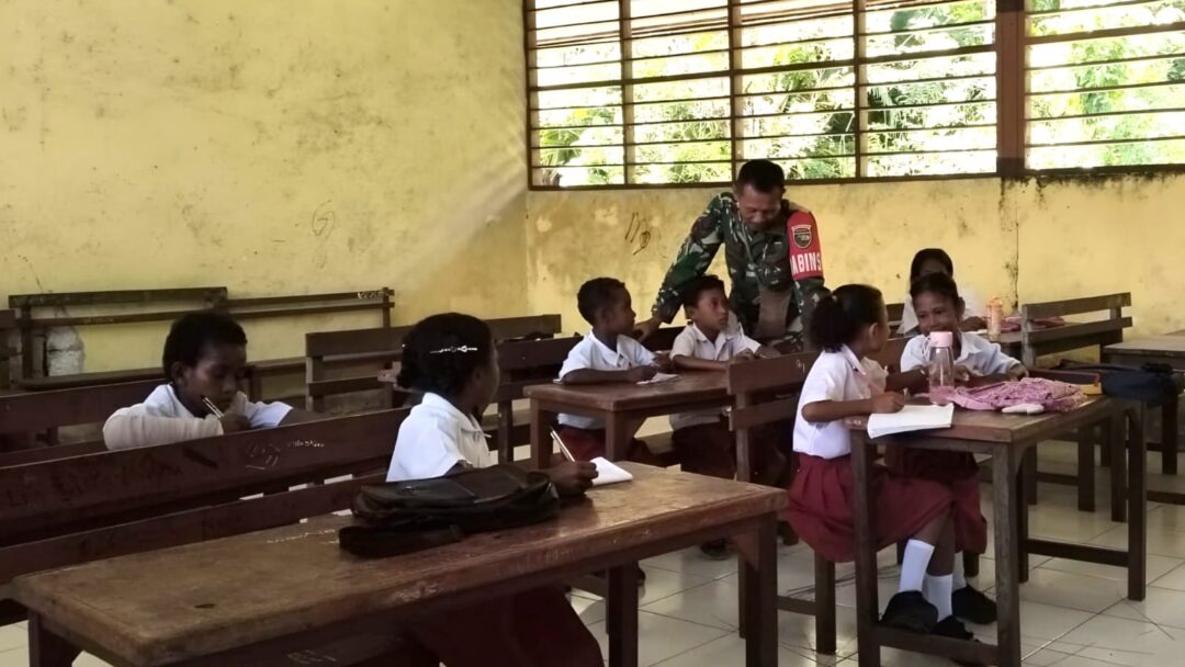 Tanamkan Cinta Tanah Air, Babinsa Berikan Wasbang di SD YPK Warsa
