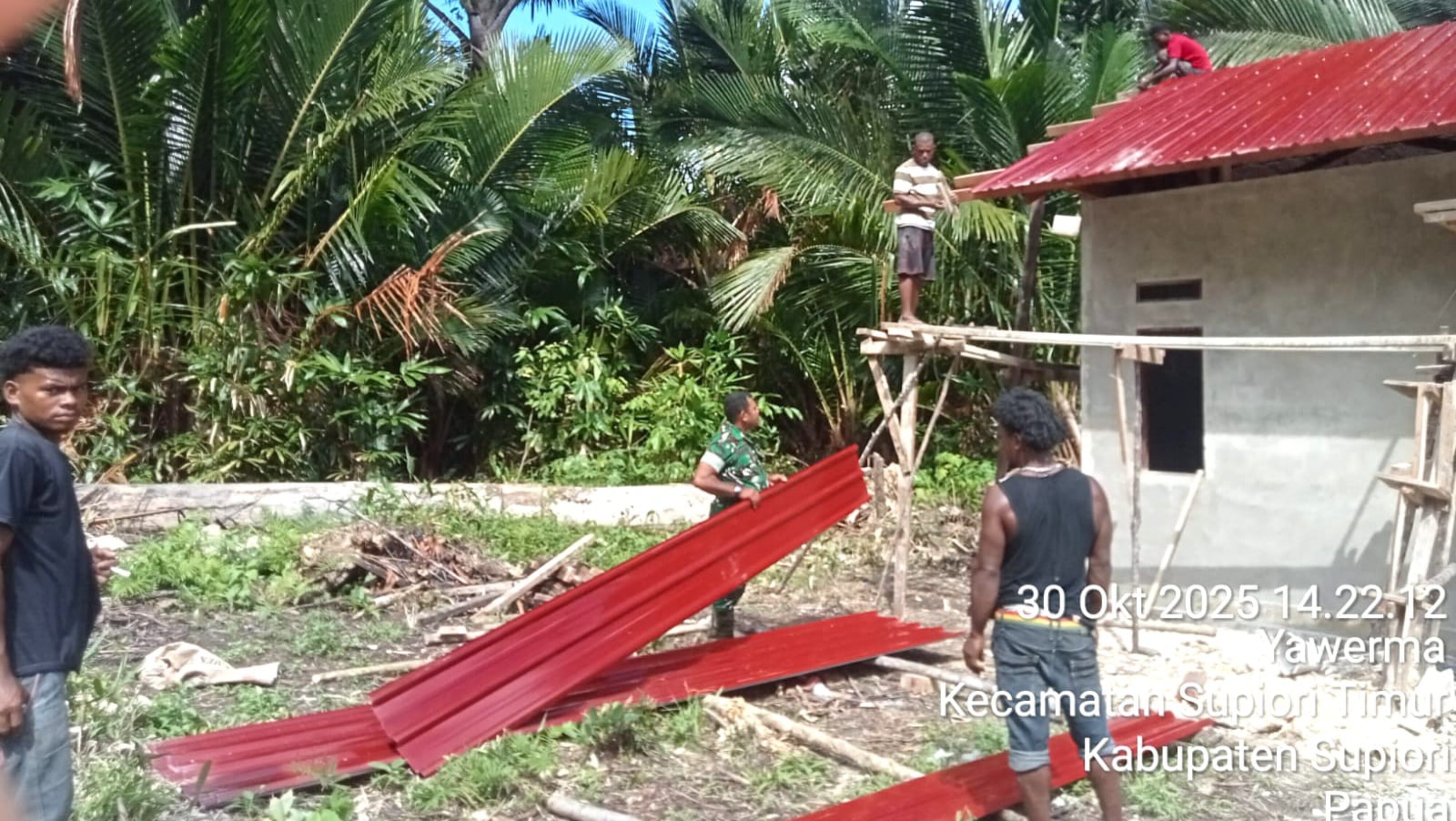Peduli, Babinsa Supiori Selatan Bantu Pembangunan Rumah Warga