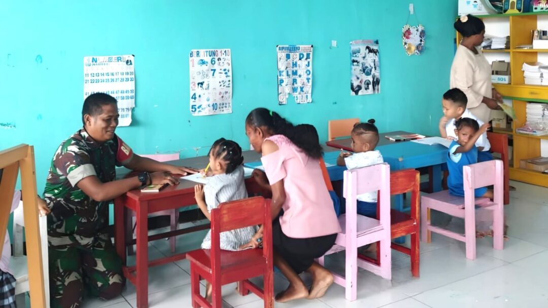 Babinsa Supiori Selatan Tumbuhkan Cinta Belajar Sejak Dini di PAUD Korido