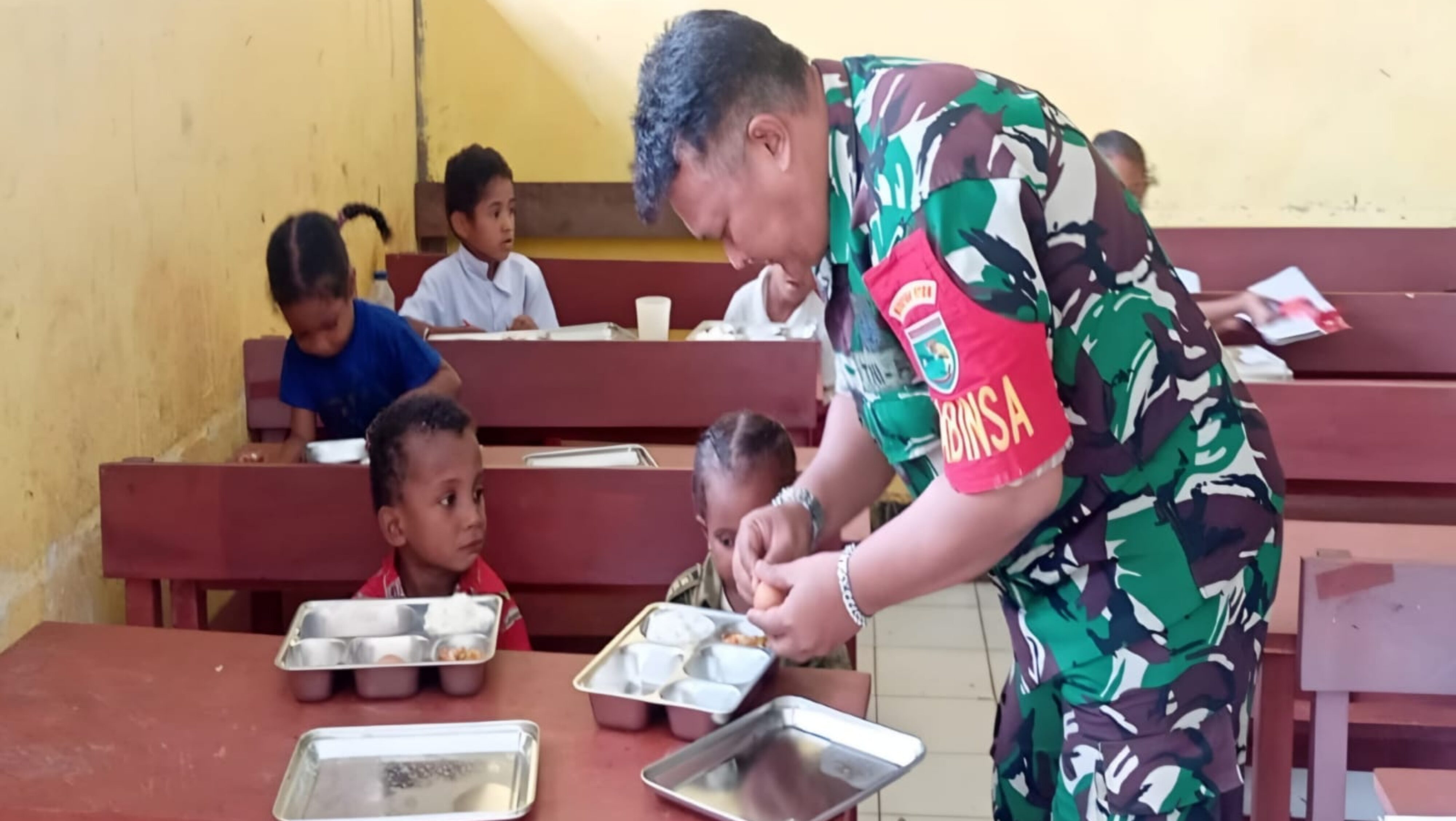 Dukung Generasi Sehat dan Cerdas, Babinsa Dampingi Penyaluran Makanan Bergizi Gratis