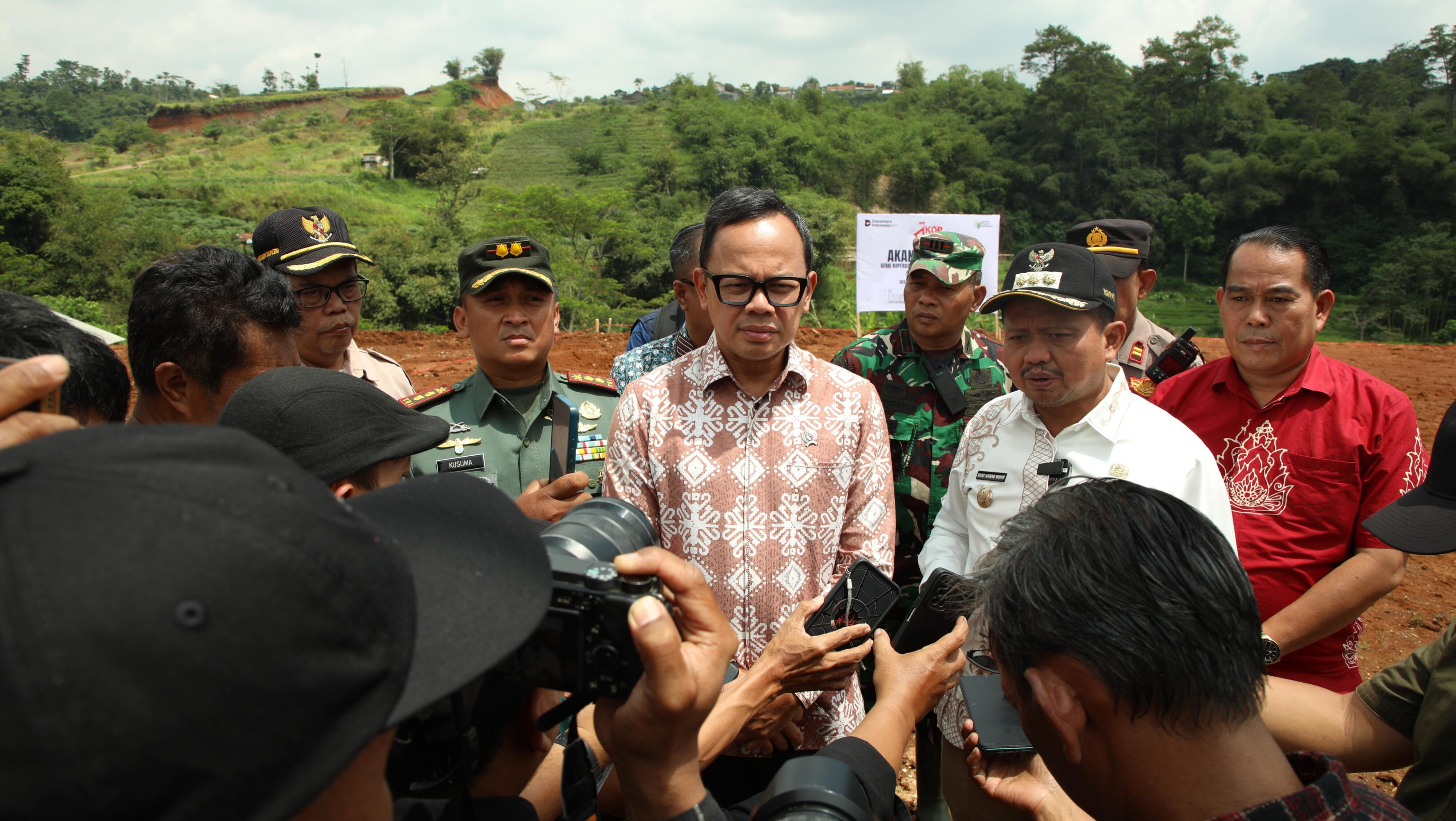 Dinilai Ideal, Lokasi Pembangunan Kopdeskel di Desa Ciptasari Sumedang Ditinjau Wamendagri Bima