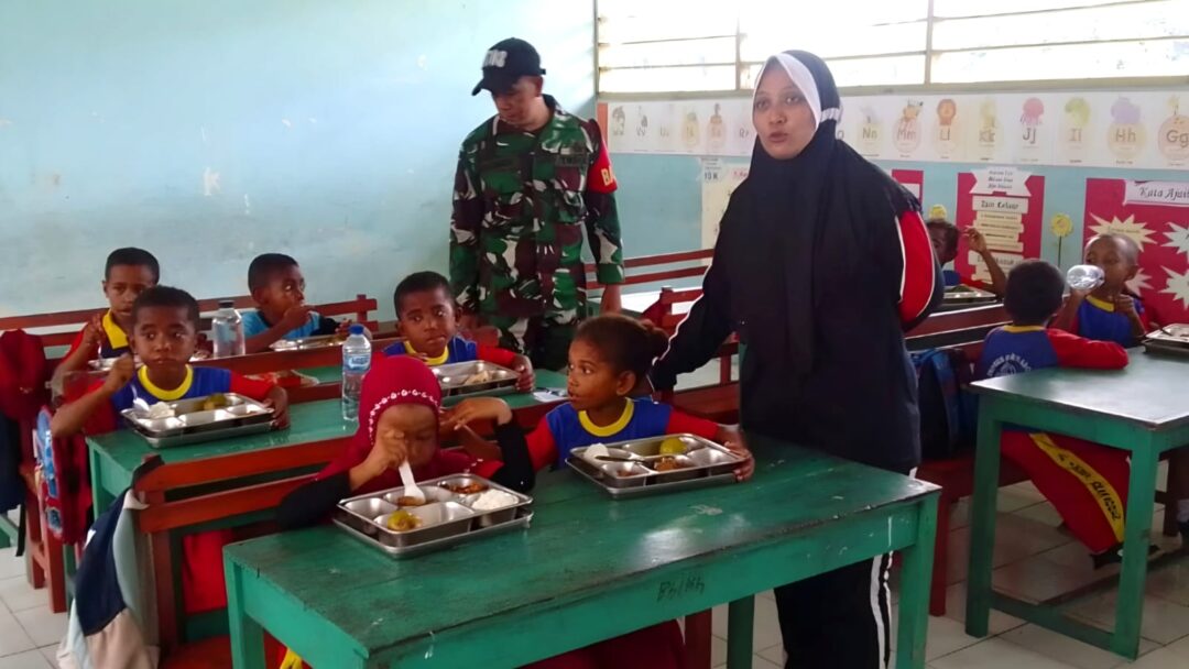 Wujudkan Generasi Sehat dan Cerdas, Babinsa Dampingi Program MBG di Pulau Numfor