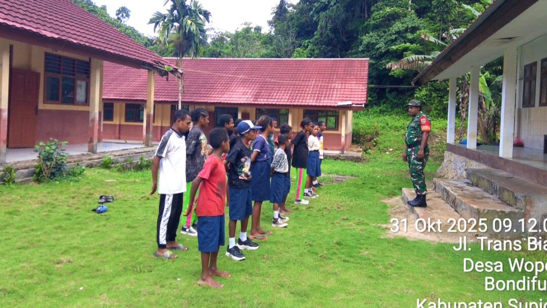 Babinsa Warsa Tanamkan Disiplin Lewat Latihan PBB di SMPN 1 Wopes