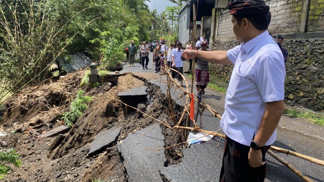 Tinjau Jalan Longsor Di Pengastian-Pendem, Bupati Kembang Pastikan Segera Diperbaiki