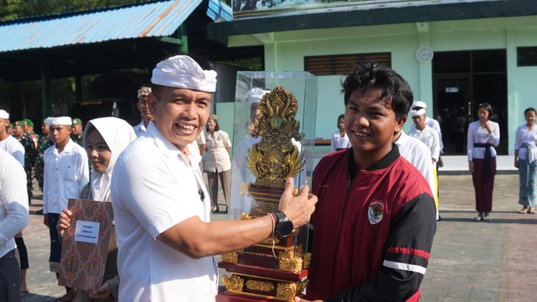 Wabup Ipat Serahkan Hadiah Lomba PBB Bupati Cup I