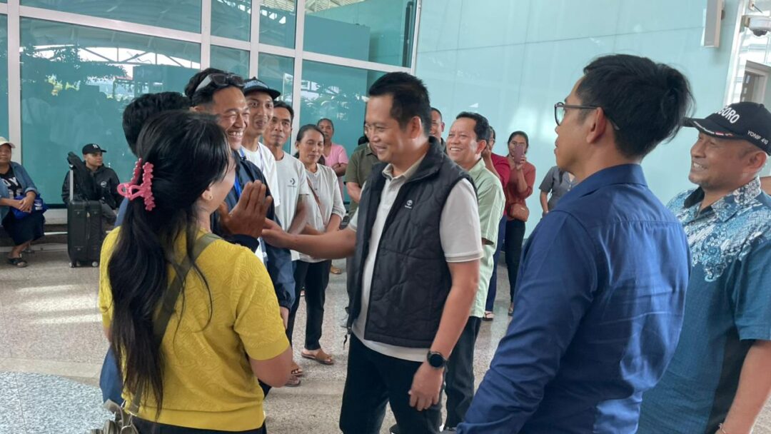 Bupati Kembang Lepas Dua PMI Asal Jembrana Ke Luar Negeri Lewat Program Kredit Bersubsidi