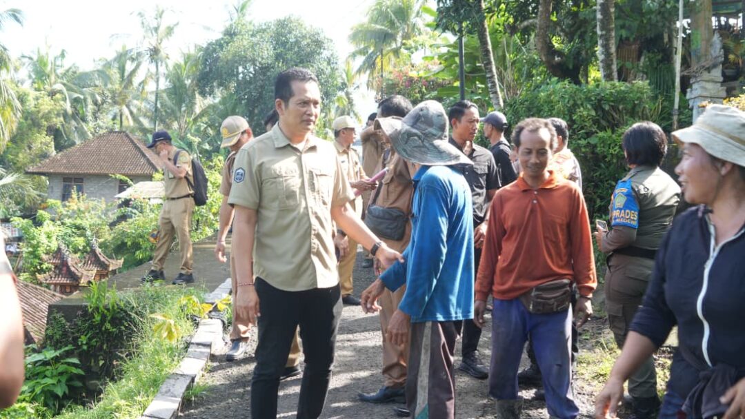 Sehari Di Desa Medewi: Bupati Kembang Fokus “Jemput Bola” Selesaikan Masalah Infrastruktur Dan Serap Aspirasi Warga