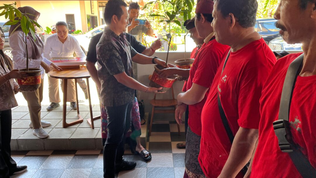 Bupati Kembang Dukung Kuat Inisiatif RHL DPR RI, Serahkan Ribuan Bibit Produktif