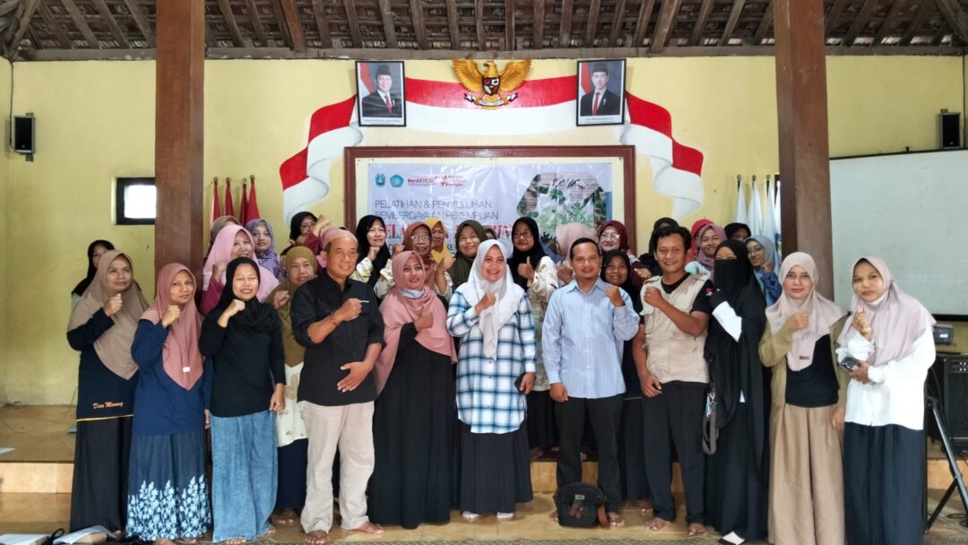 Pelatihan Ecoprint Di Desa Menang: Kreativitas Daun Dan Bunga Jadi Peluang Emas Bagi Perempuan Desa