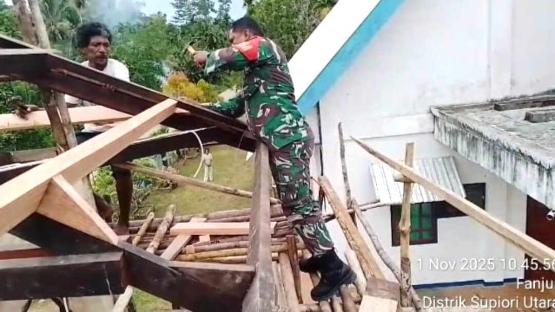 Kebersamaan, Babinsa Supiori Utara Bantu Bangun Rumah Lonceng Gereja